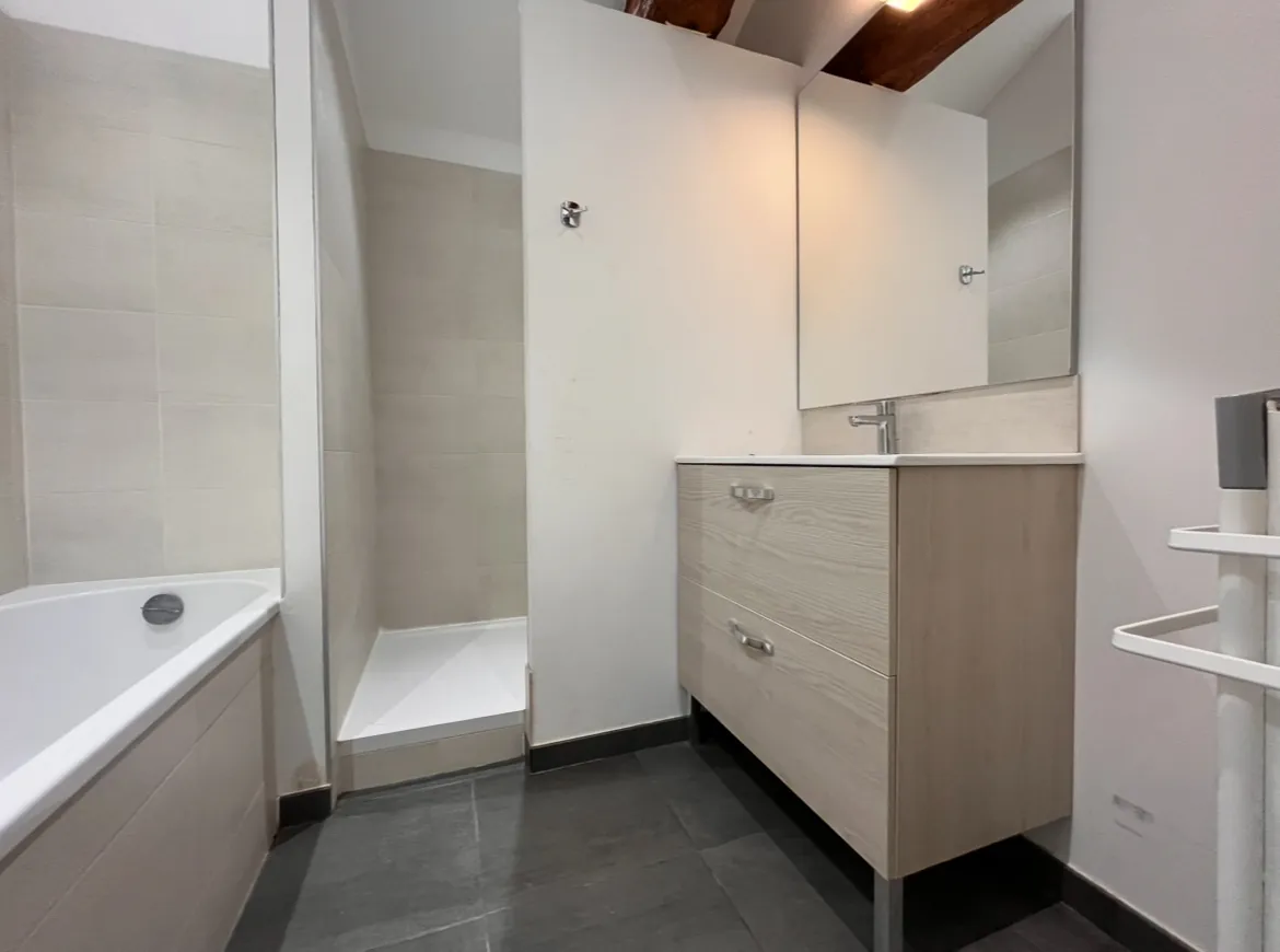 Appartement T4 rénové au dernier étage en plein centre de Villefranche-sur-Saône 