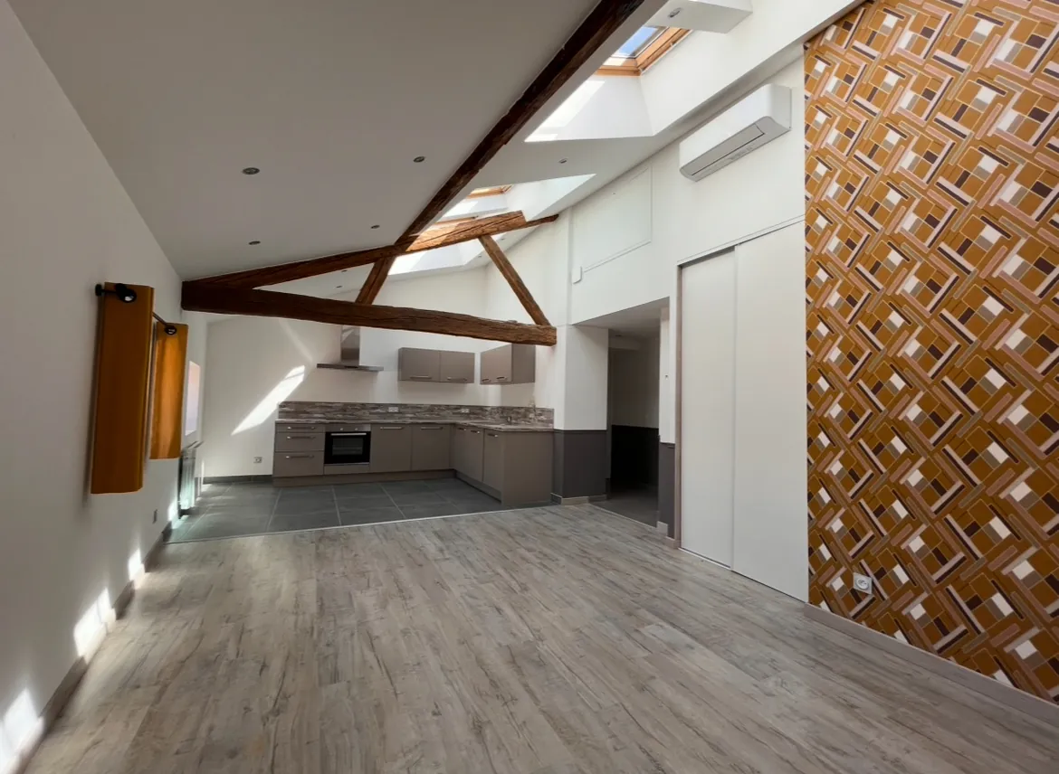Appartement T4 rénové au dernier étage en plein centre de Villefranche-sur-Saône 
