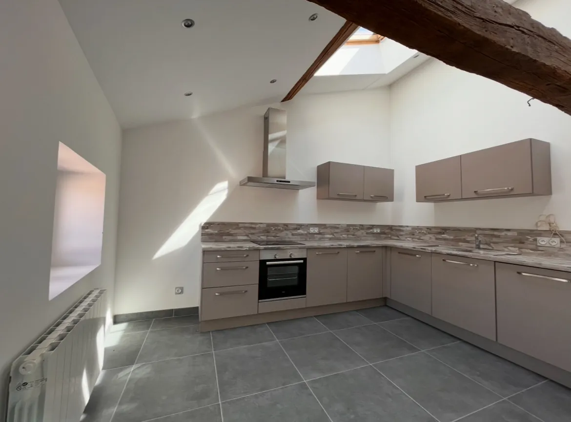 Appartement T4 rénové au dernier étage en plein centre de Villefranche-sur-Saône 