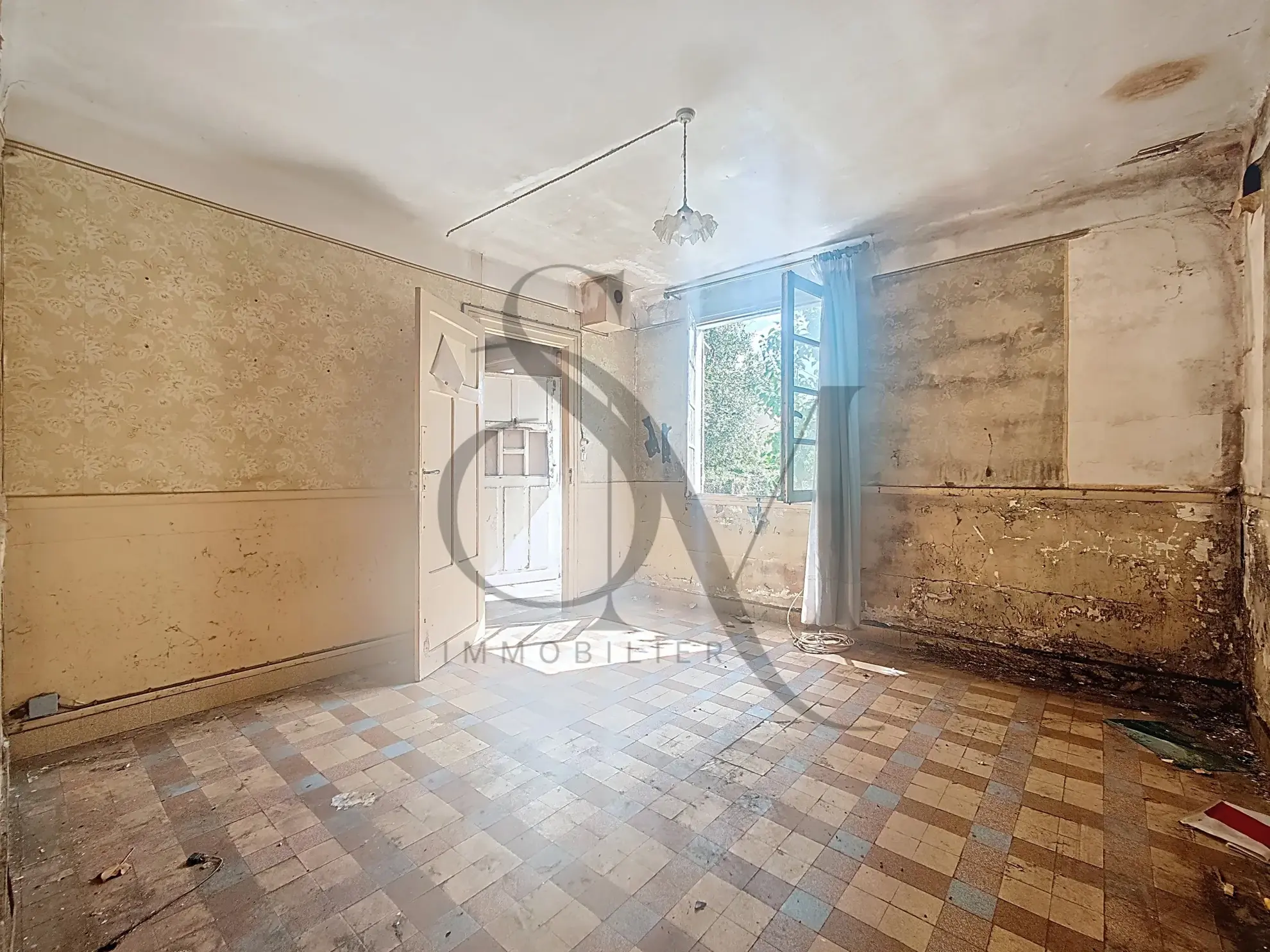 Maison à rénover à Amilly (45200) avec grand potentiel et terrain de 553 m² 