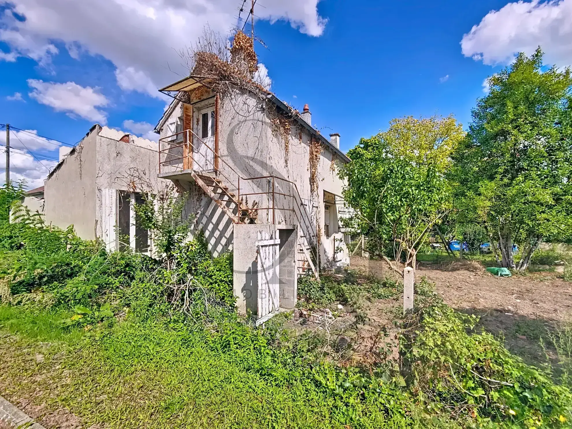 Maison à rénover à Amilly (45200) avec grand potentiel et terrain de 553 m² 