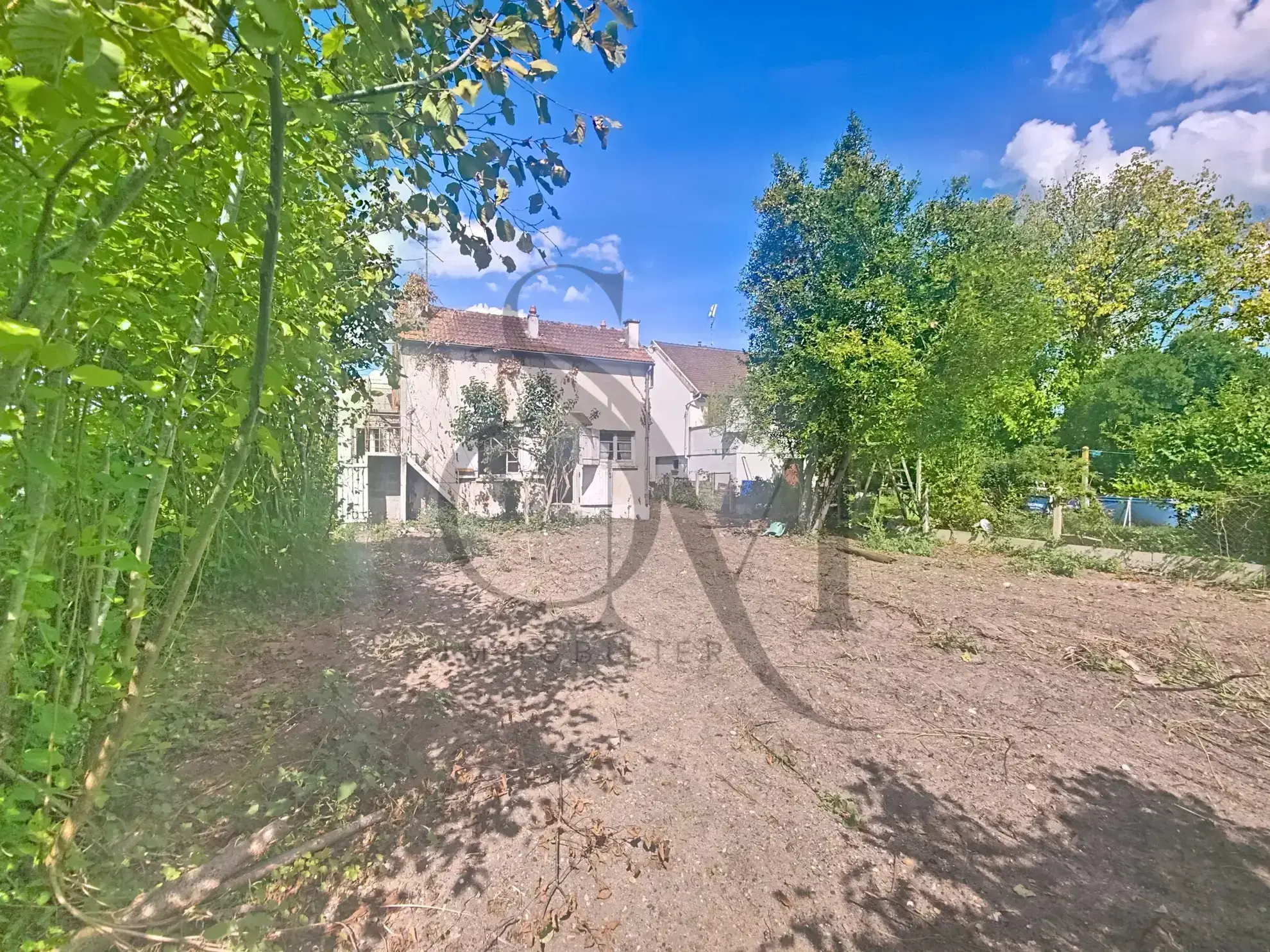 Maison à rénover à Amilly (45200) avec grand potentiel et terrain de 553 m² 