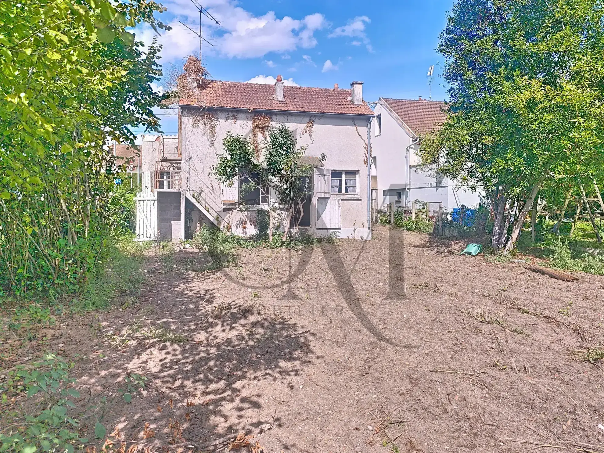 Maison à rénover à Amilly (45200) avec grand potentiel et terrain de 553 m²