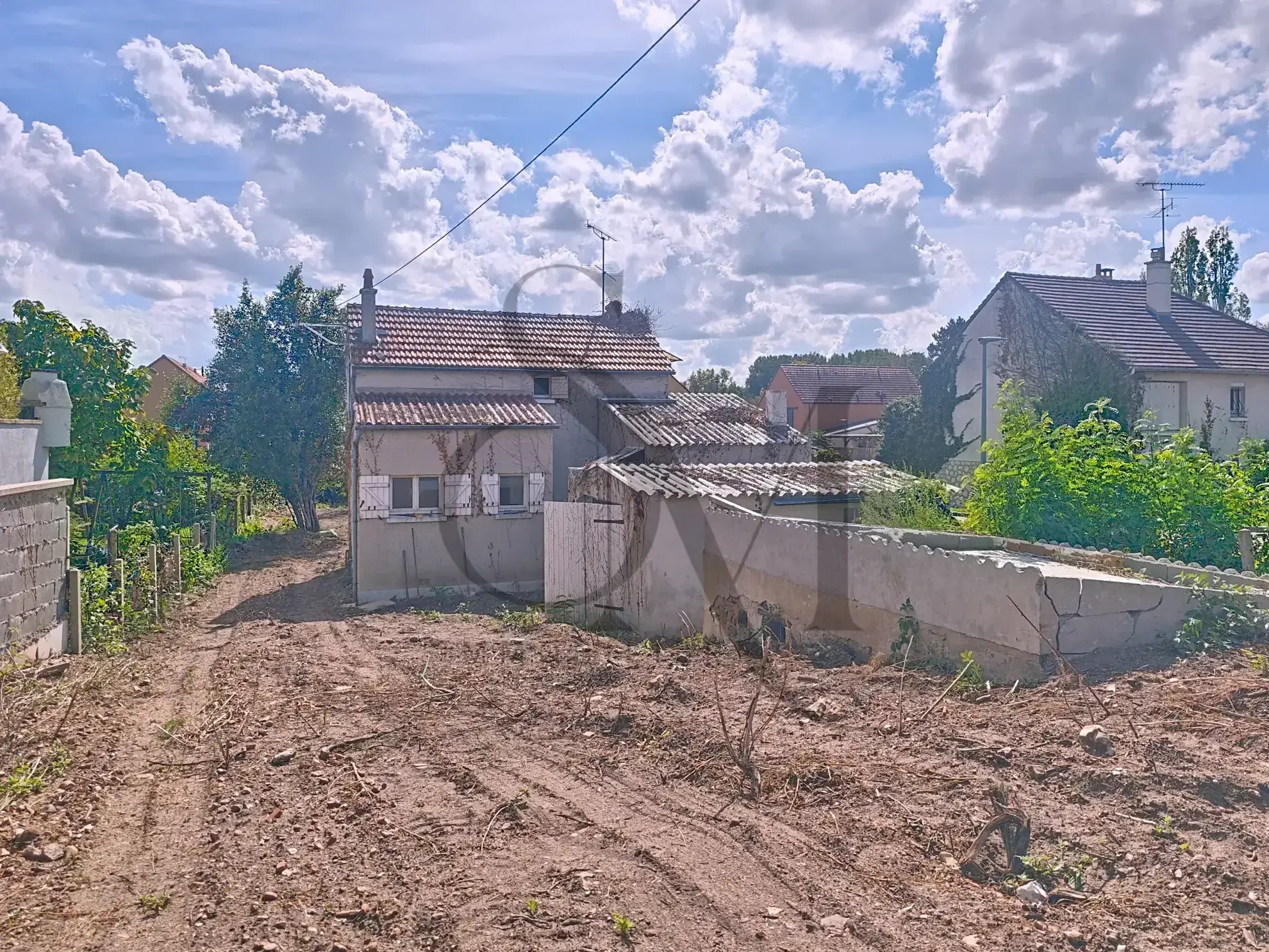 Maison à rénover à Amilly (45200) avec grand potentiel et terrain de 553 m² 