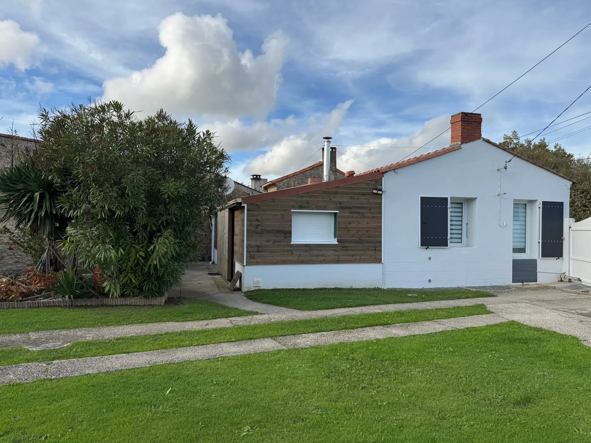 Belle maison en pierre rénovée avec dépendances à La Roche-sur-Yon