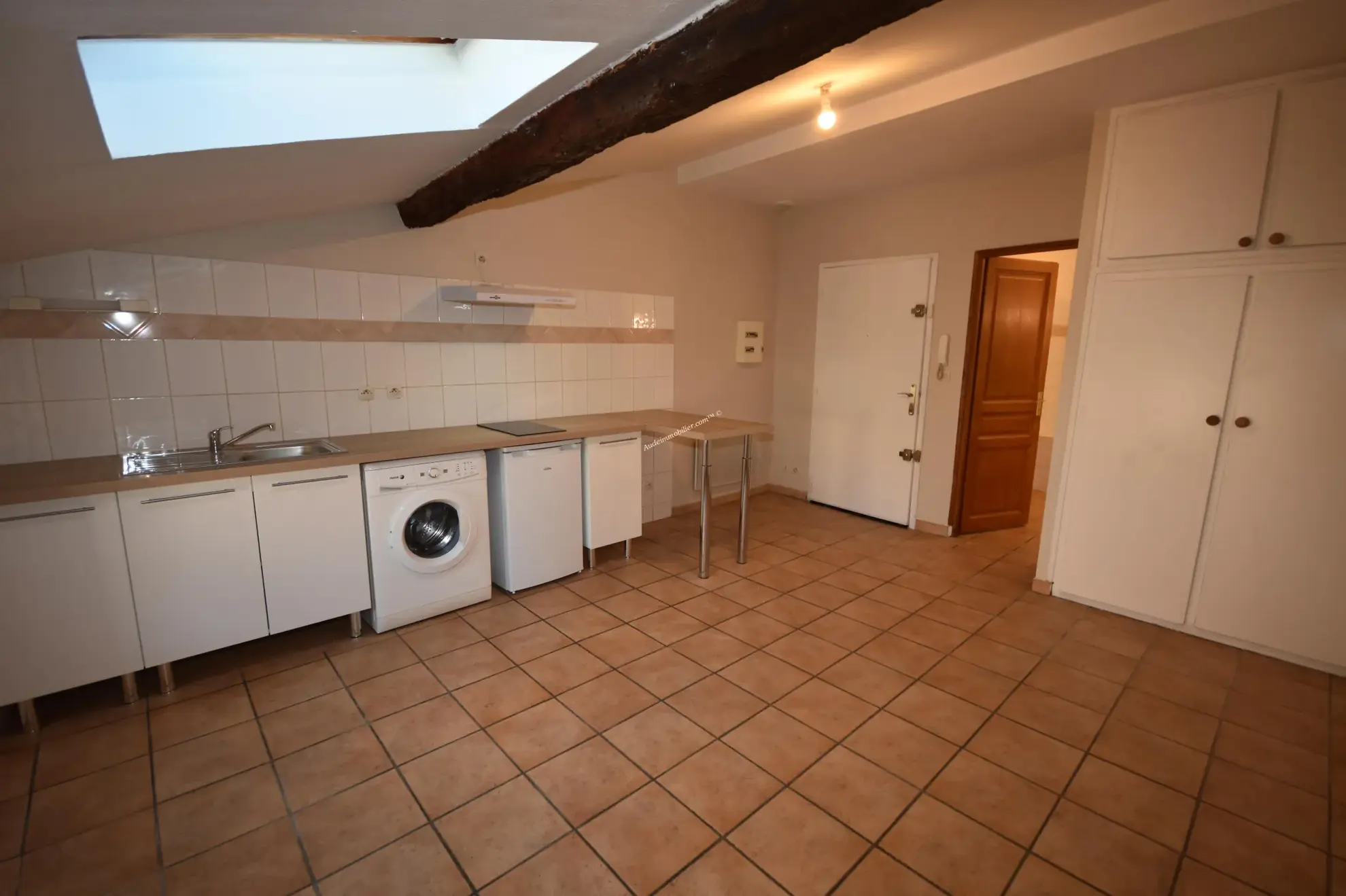 Studio rénové à Limoux, location bail en cours, idéal investisseur 