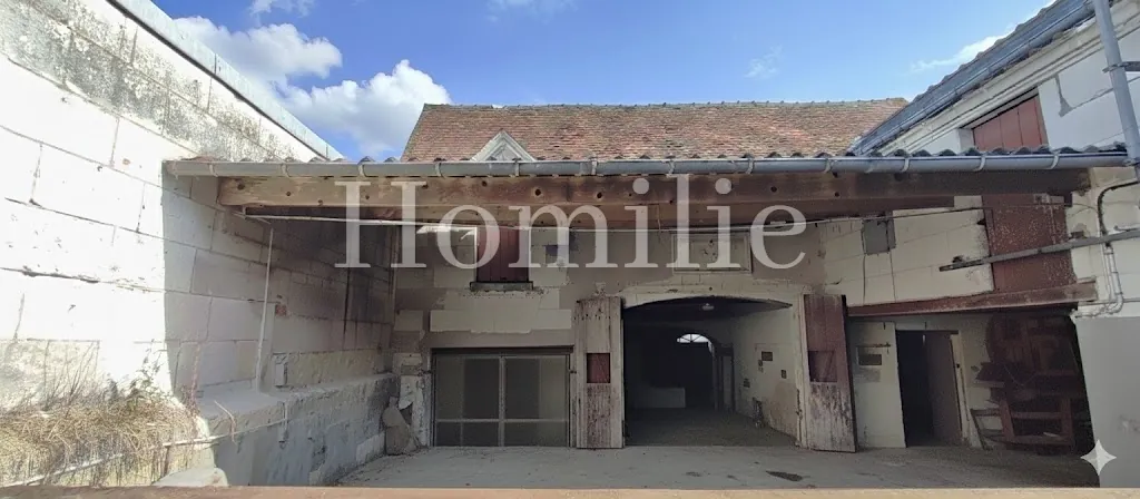 Ancien bâtiment en pierre à Saint Georges sur Cher, potentiel de rénovation et proximité de Chenonceaux