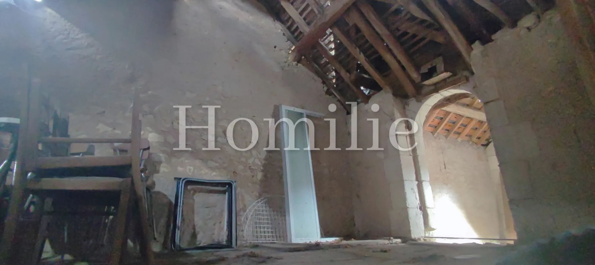 Ancien bâtiment en pierre à Saint Georges sur Cher, potentiel de rénovation et proximité de Chenonceaux 