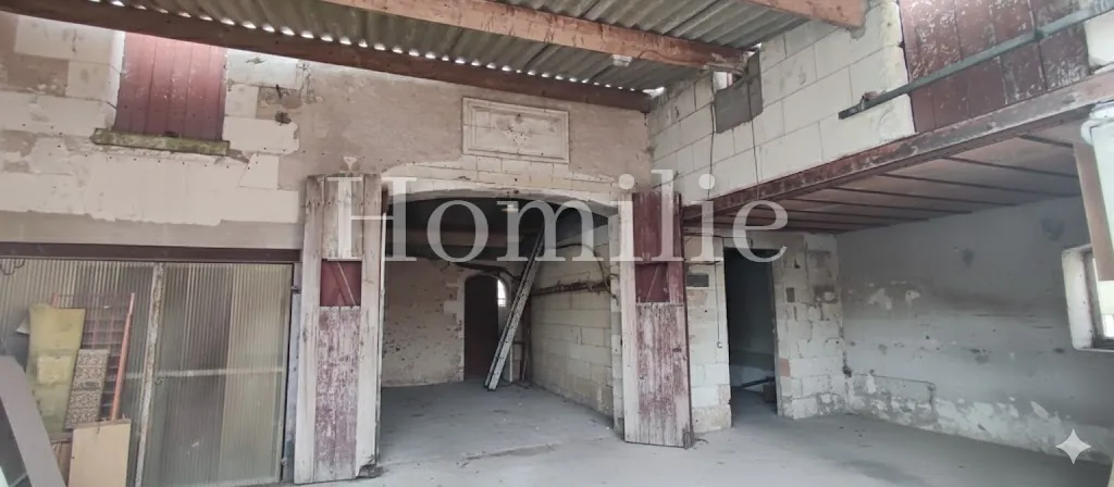 Ancien bâtiment en pierre à Saint Georges sur Cher, potentiel de rénovation et proximité de Chenonceaux 