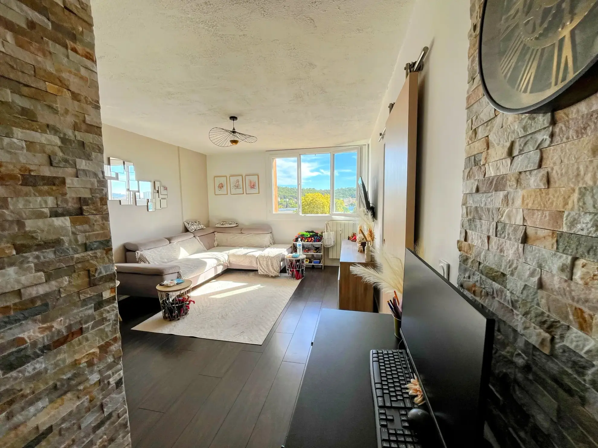 Appartement T4 entièrement rénové avec balcons et parking à La Valette du Var 