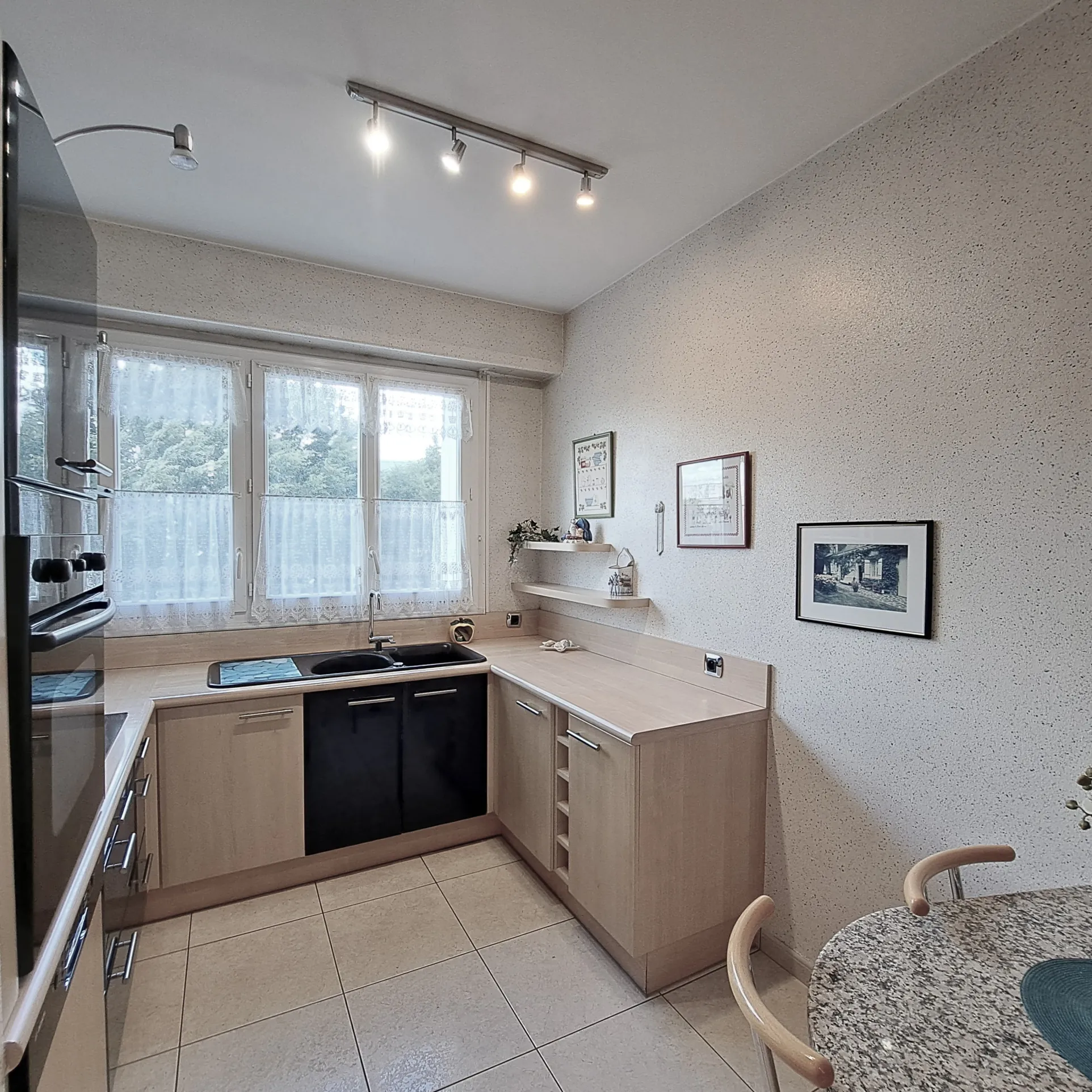 Appartement lumineux de 82,9 m² avec balcon et cave à Angers, quartier Arboreatum