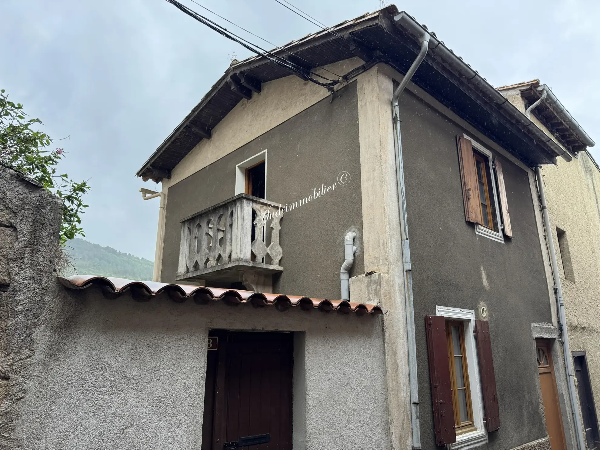 Maison de village à rénover avec cour et dépendance près de Limoux