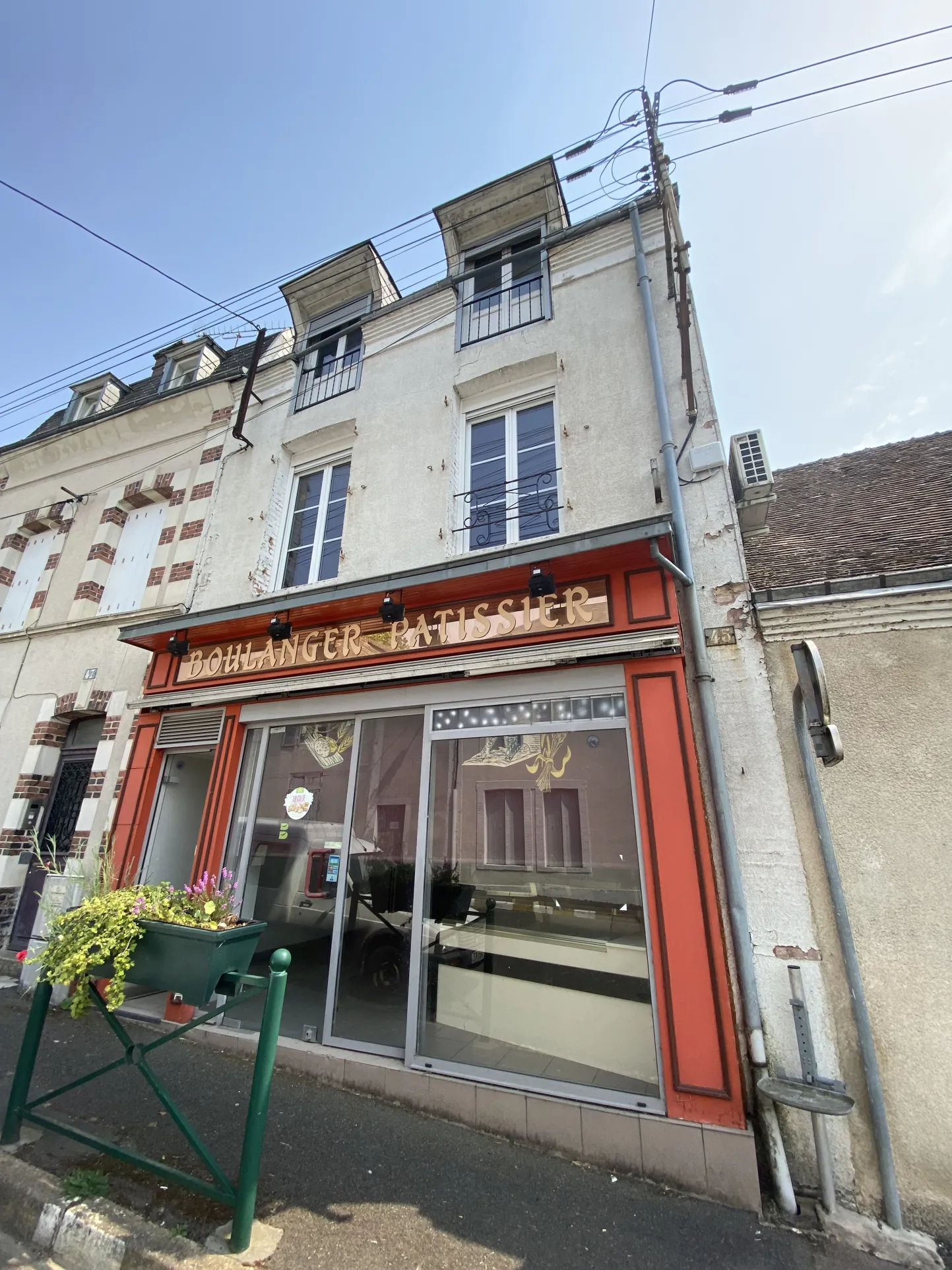 Immeuble mixte de 260 m² au cœur de Mondoubleau avec local commercial et logement