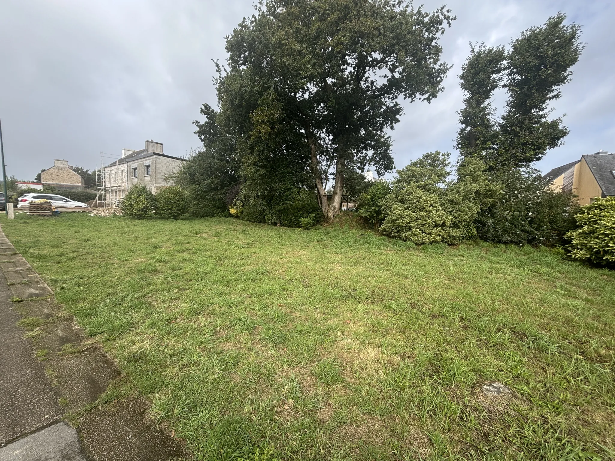 Terrain constructible de 450 m² à Ploudaniel, proche du bourg 