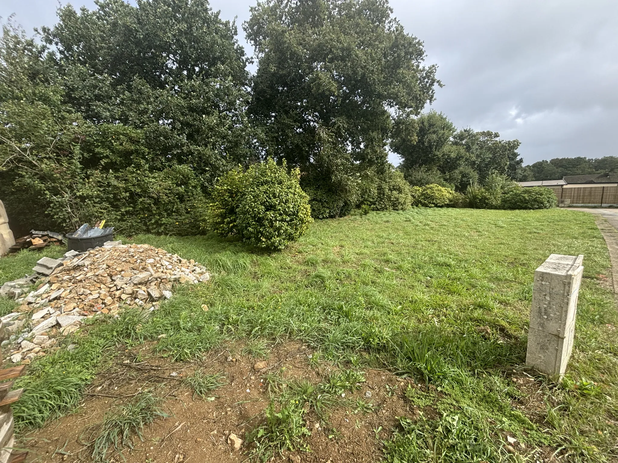 Terrain constructible de 450 m² à Ploudaniel, proche du bourg 