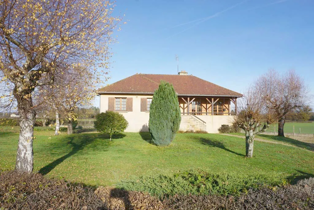 Maison de campagne avec grand terrain et hangar à Paray-le-Monial 