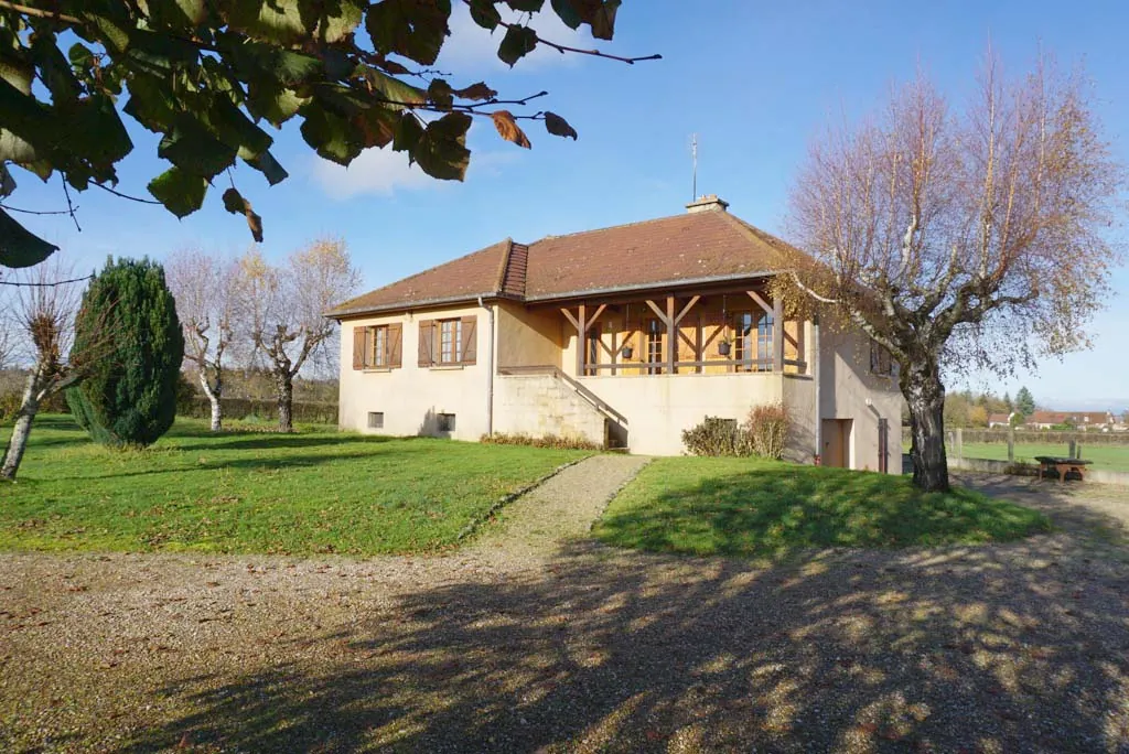 Maison de campagne avec grand terrain et hangar à Paray-le-Monial