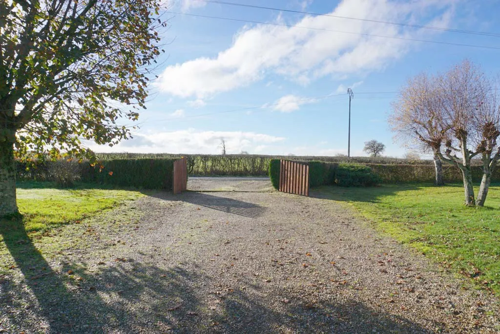Maison de campagne avec grand terrain et hangar à Paray-le-Monial 