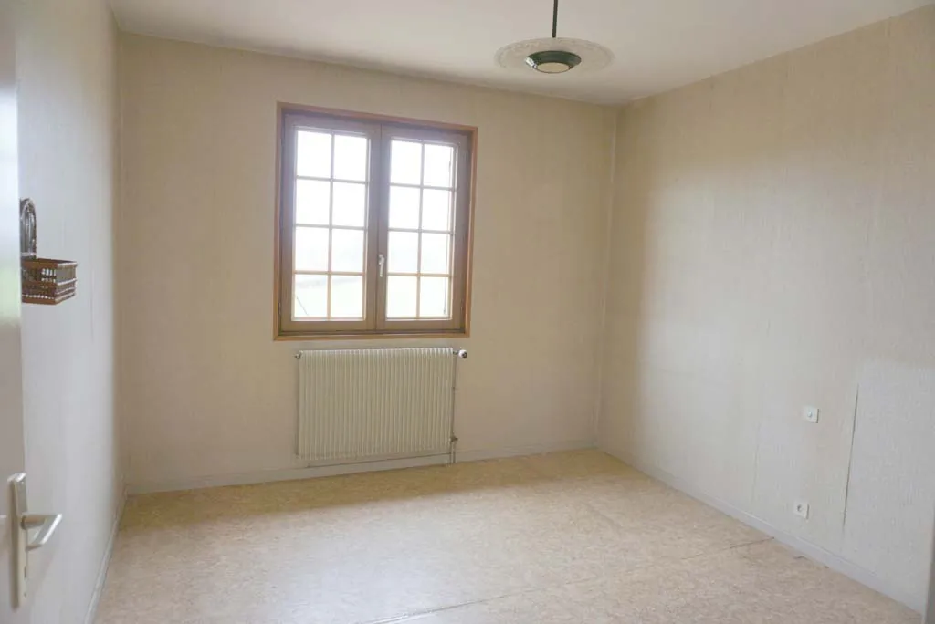 Maison de campagne avec grand terrain et hangar à Paray-le-Monial 