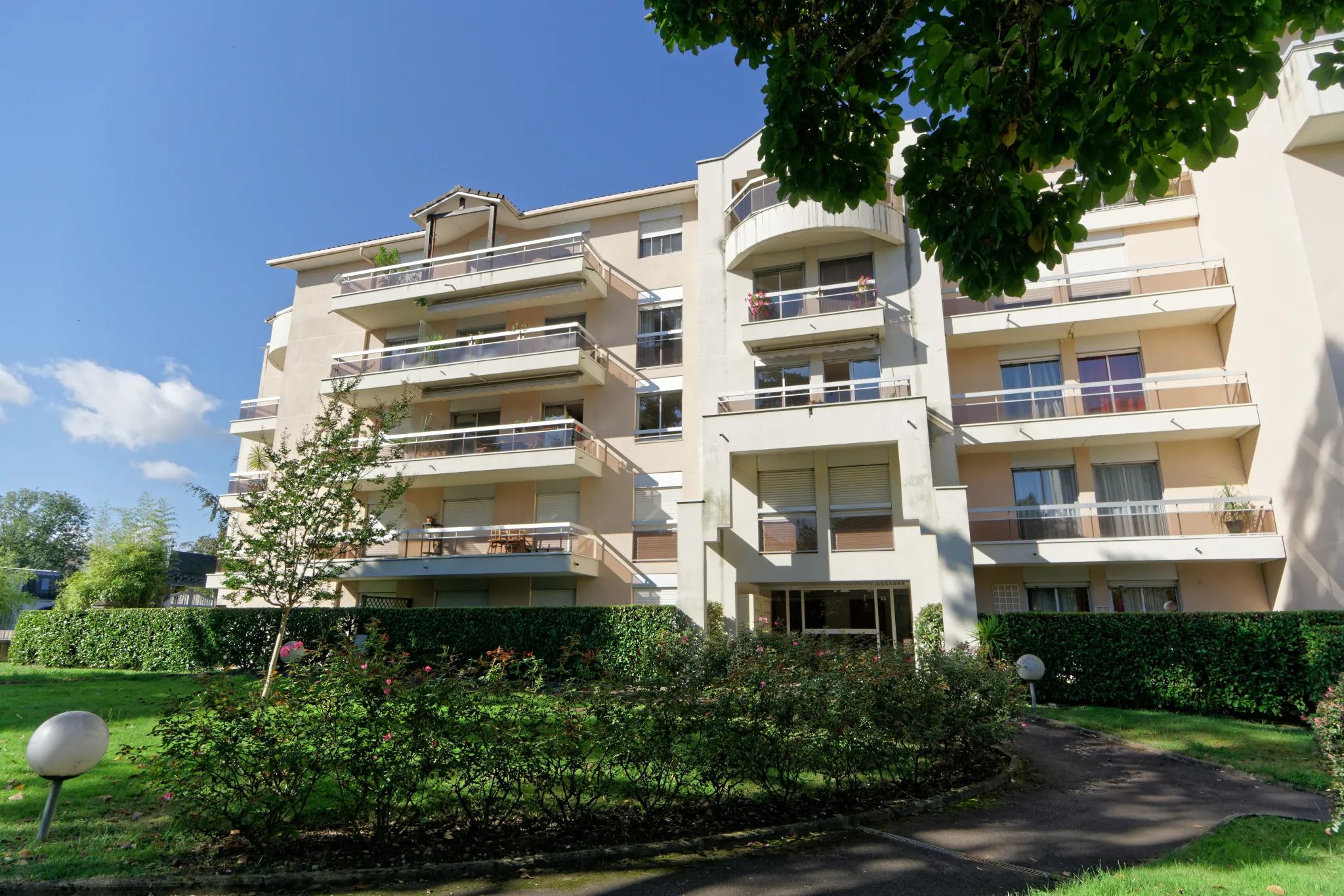 Appartement T4 à Billère avec garage, balcons et environnement paisible