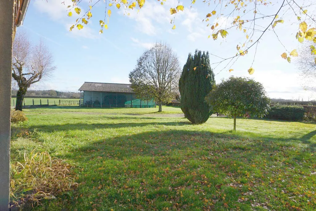 Maison de campagne avec grand terrain et hangar à Paray-le-Monial 