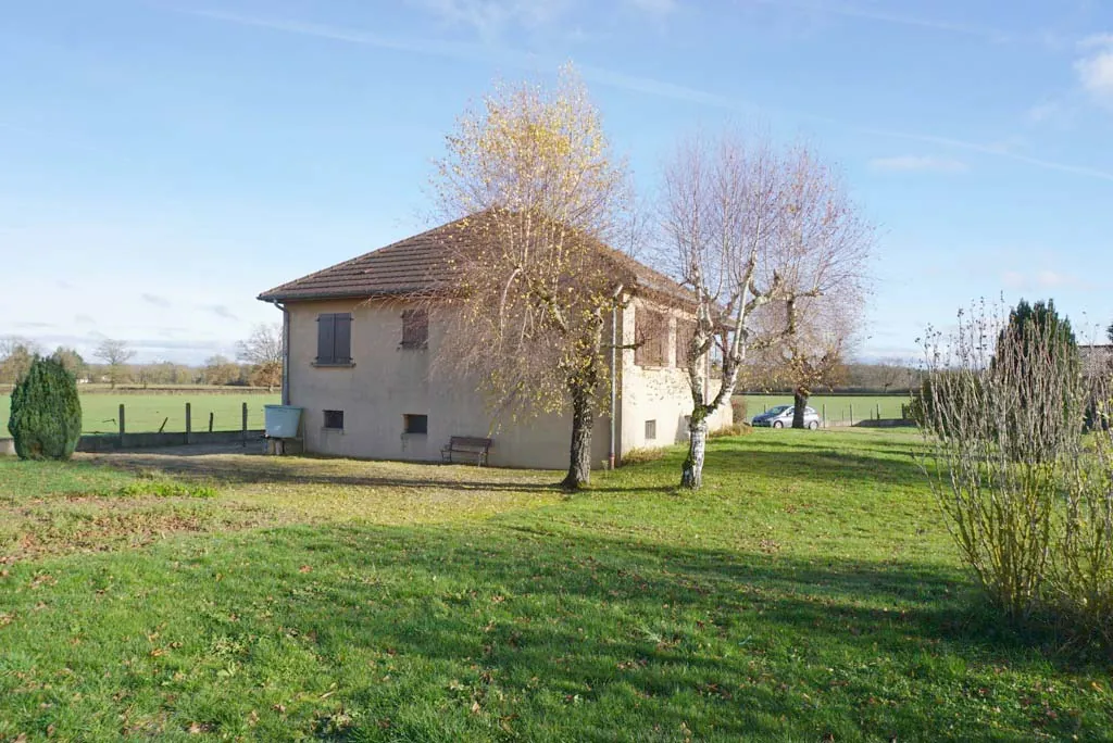 Maison de campagne avec grand terrain et hangar à Paray-le-Monial 