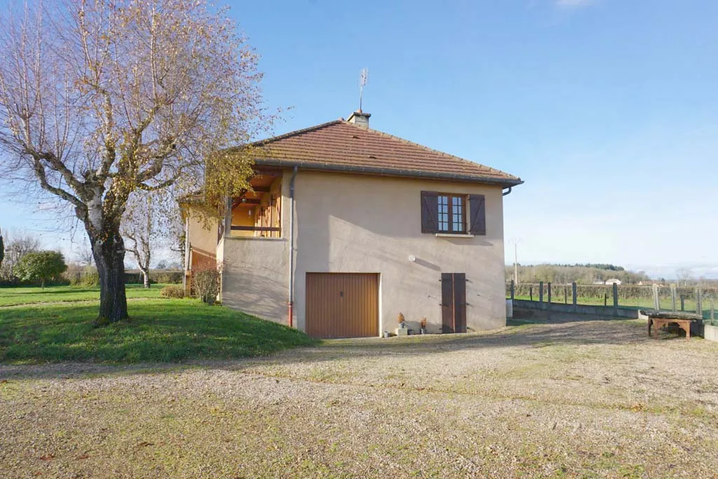 Maison de campagne avec grand terrain et hangar à Paray-le-Monial 