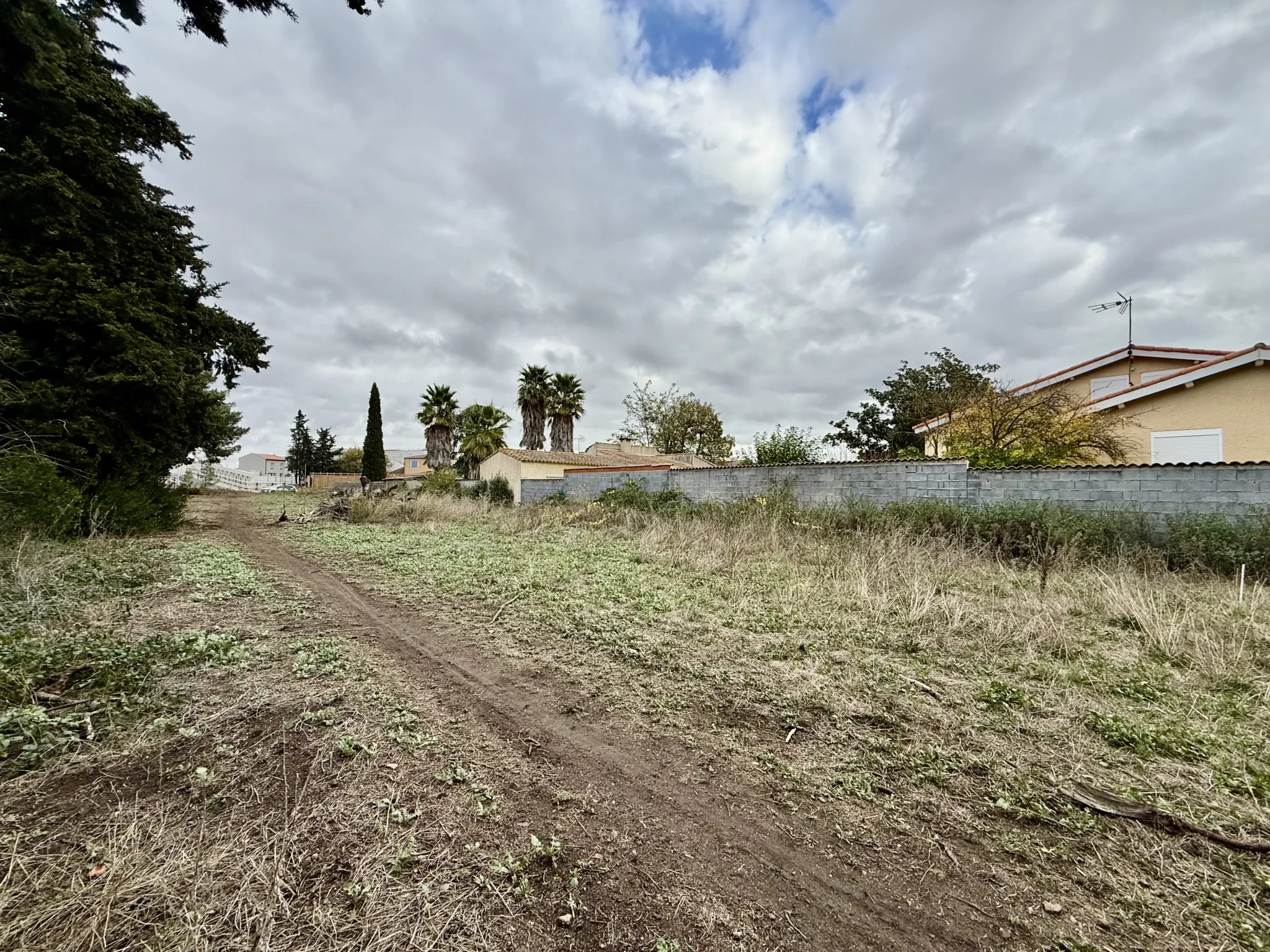 Terrain constructible de 544 m² à Vias, prêt à bâtir, hors lotissement 