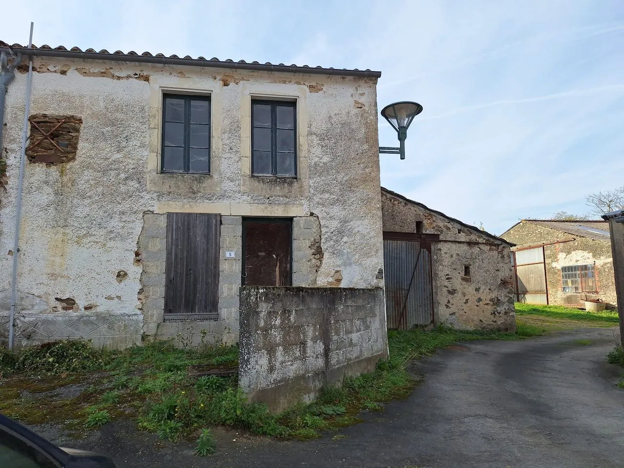 Maison en pierre à rénover à Bournezeau avec forge et grand potentiel