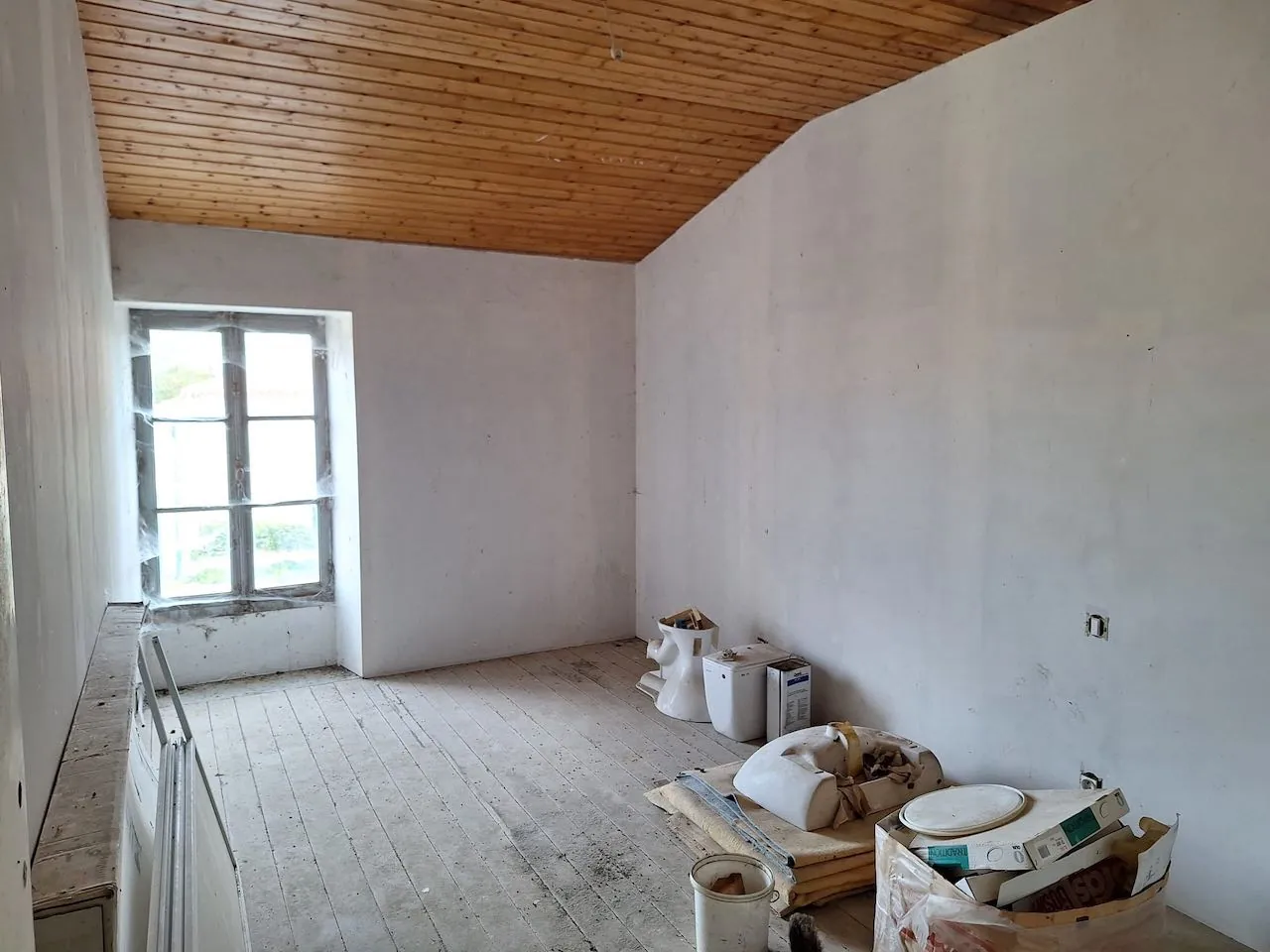 Maison en pierre à rénover à Bournezeau avec forge et grand potentiel 