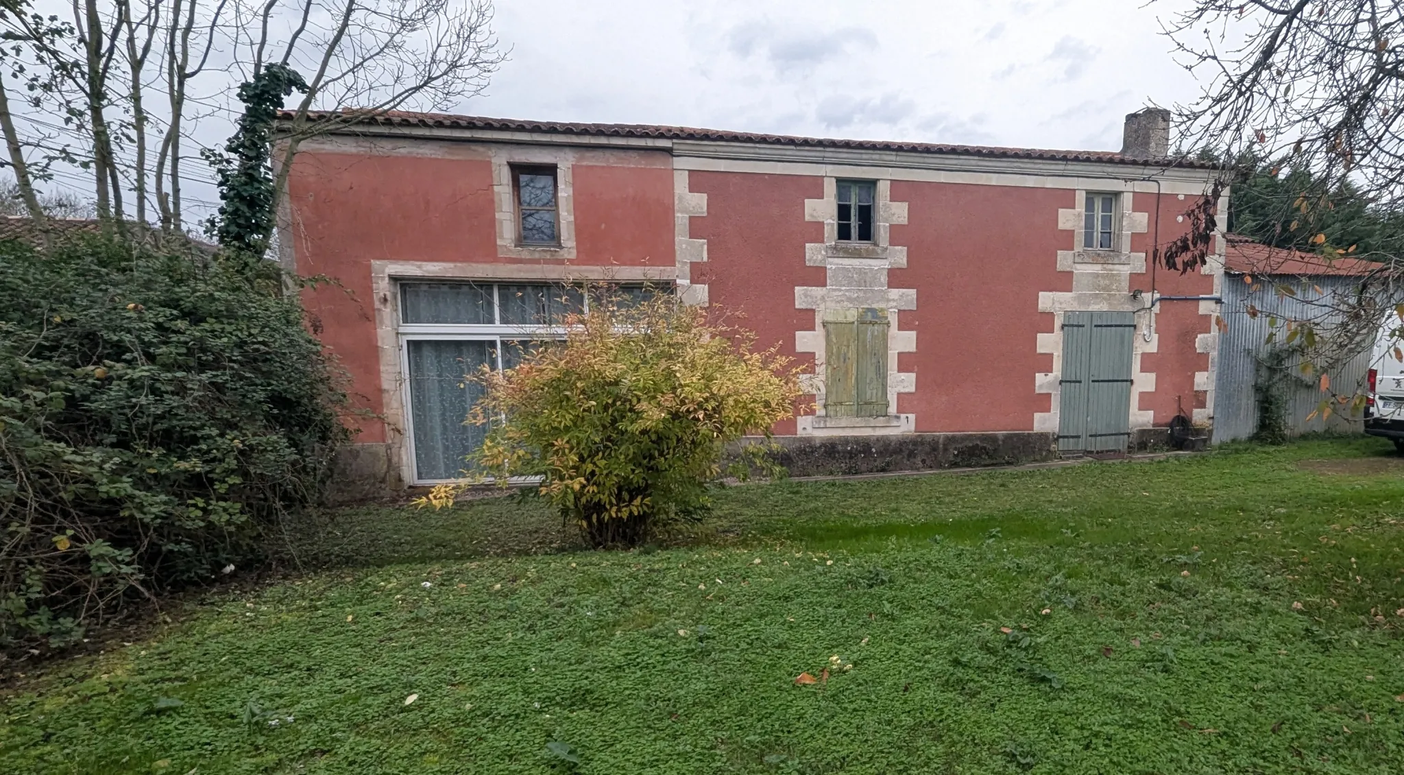 Maison à Amure dans le Marais Poitevin avec grand terrain et potentiel d'aménagement