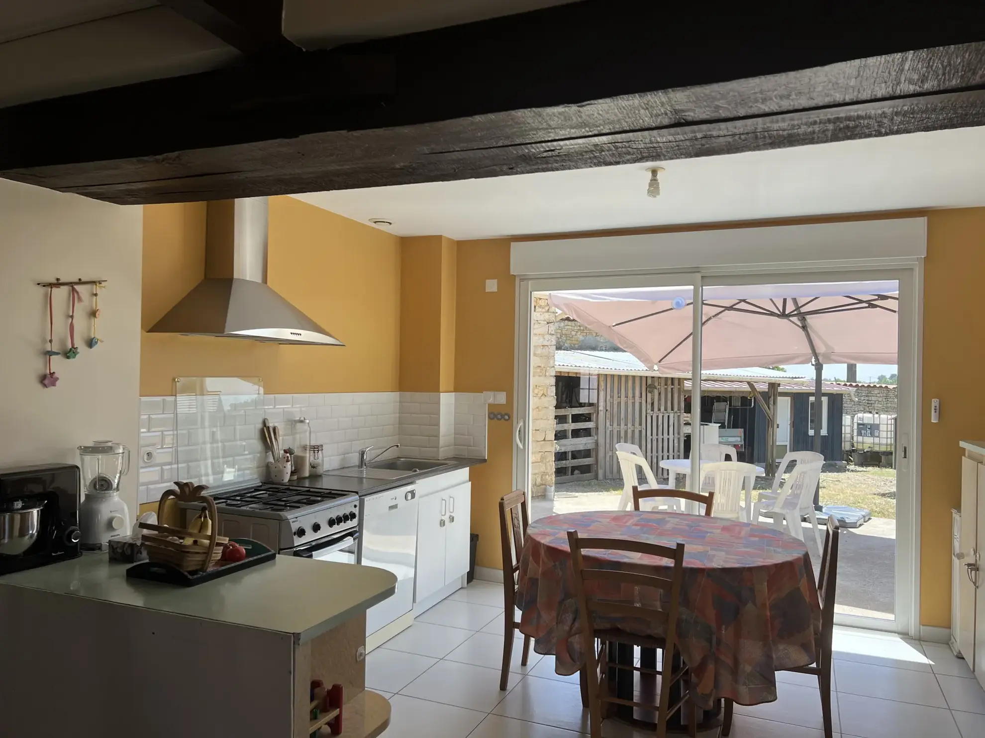 Maison en pierre rénovée avec grand jardin au centre de Saint Jean d’Hermine 