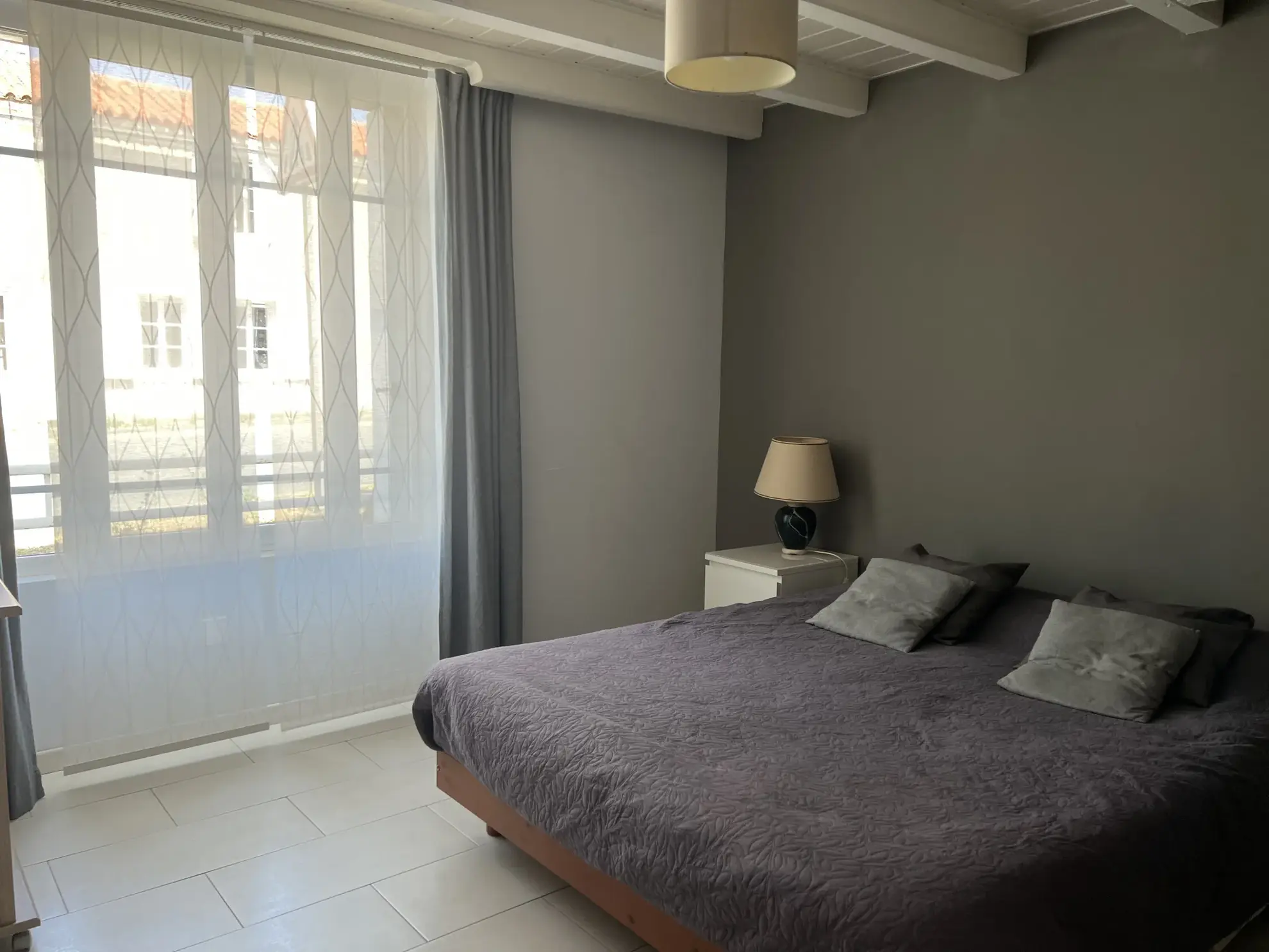 Maison en pierre rénovée avec grand jardin au centre de Saint Jean d’Hermine 