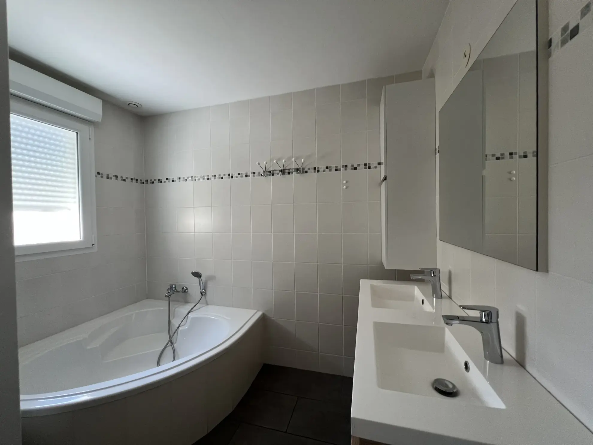 Maison en pierre rénovée avec grand jardin au centre de Saint Jean d’Hermine 