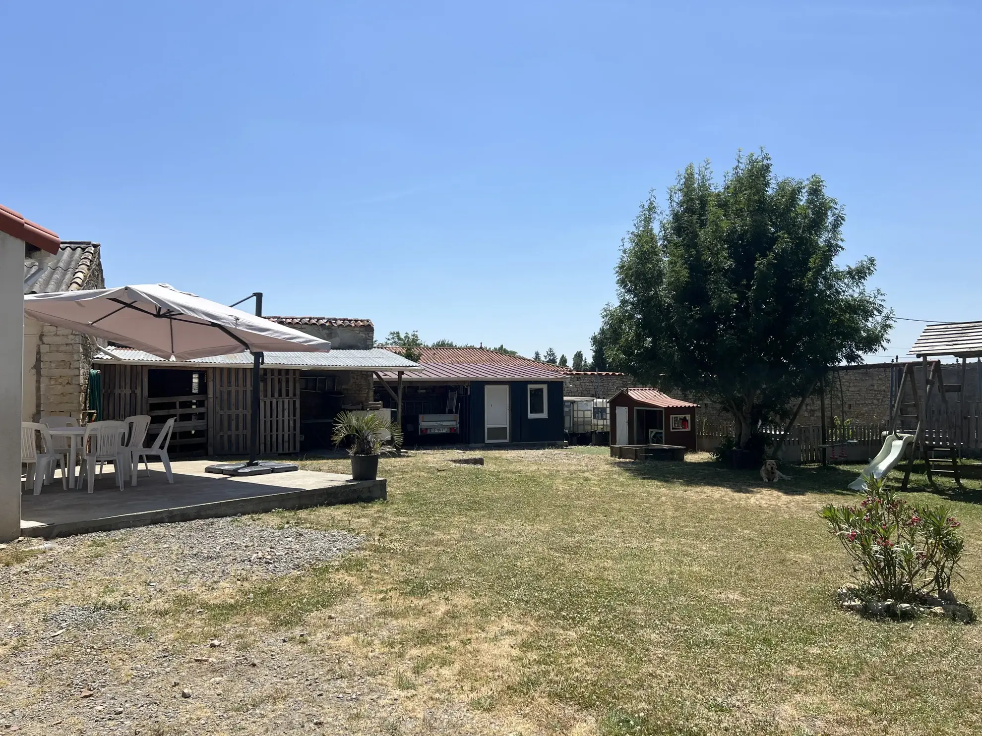 Maison en pierre rénovée avec grand jardin au centre de Saint Jean d’Hermine 