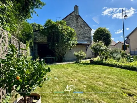 Charmante maison ancienne en pierre à Orgeux, proche Dijon, avec dépendances et jardin