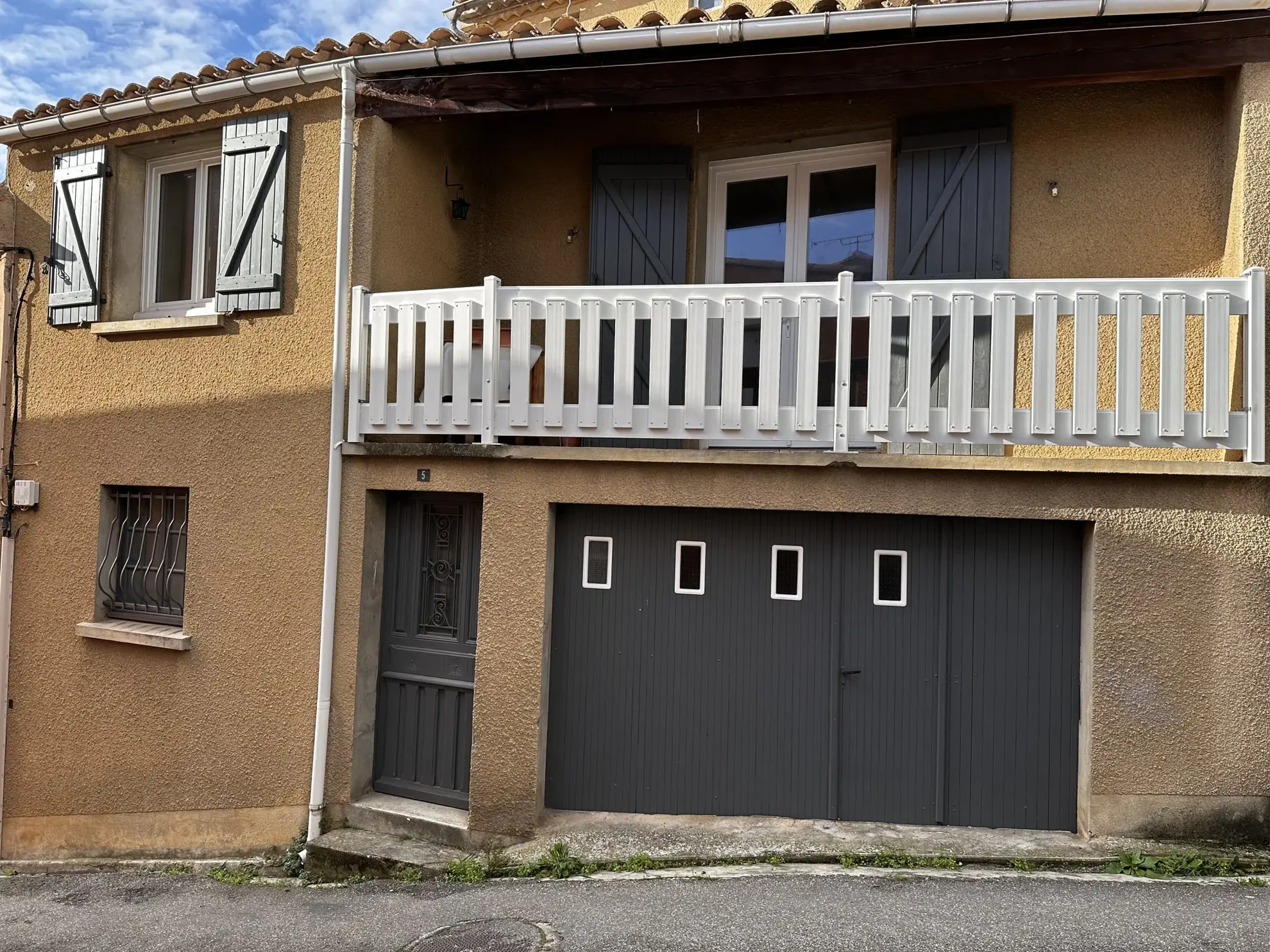 Maison de village en pierre avec jardin non attenant à Malras proche Limoux