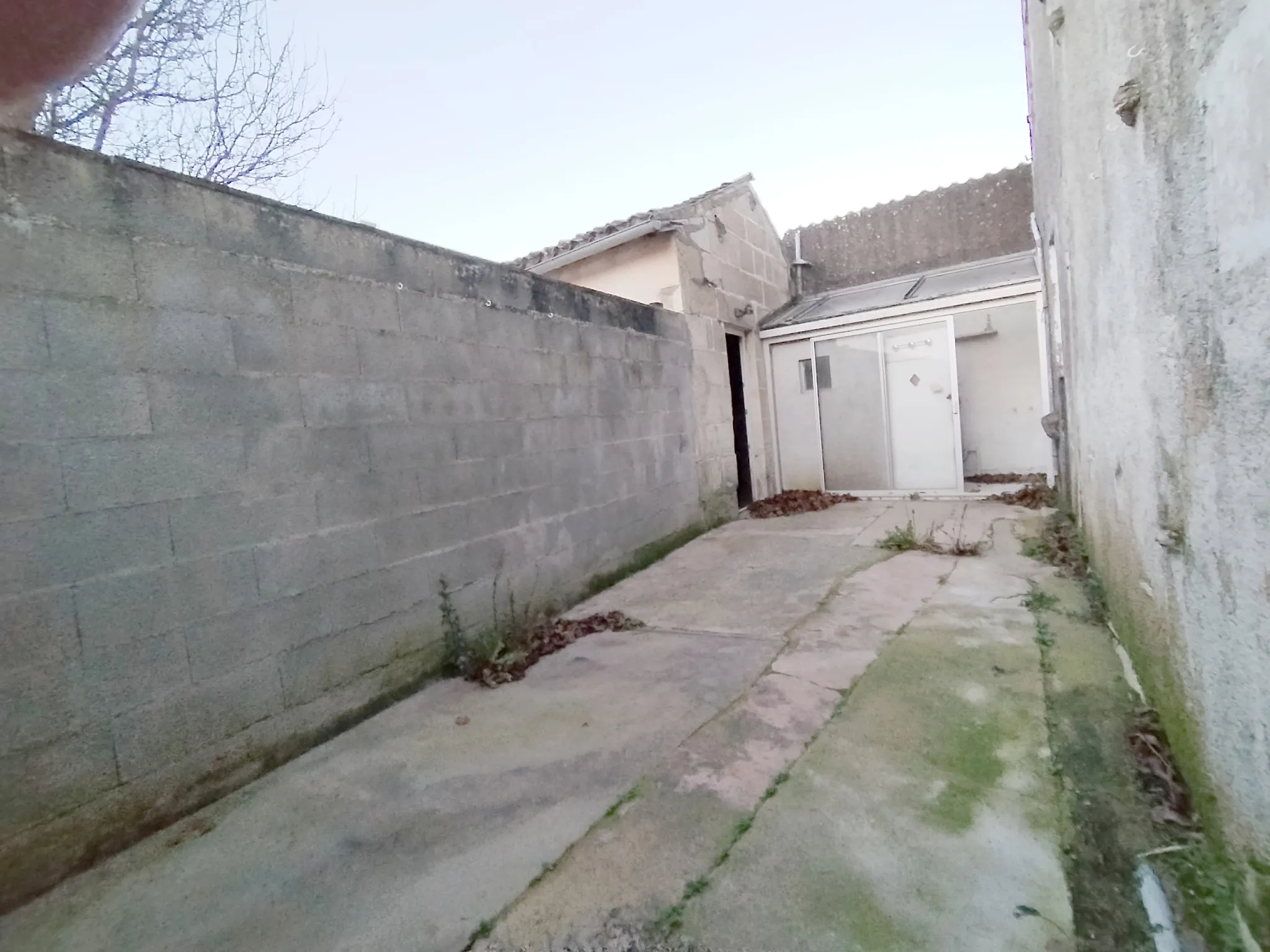 Maison de ville à rafraîchir à Mazières-en-Gâtine, 2 chambres, dépendance 