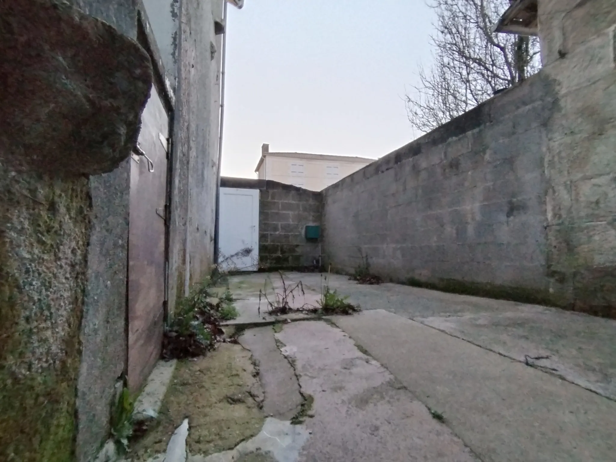 Maison de ville à rafraîchir à Mazières-en-Gâtine, 2 chambres, dépendance 