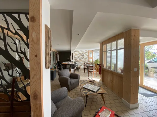 Ensemble immobilier commercial à Herouville Saint Clair avec bureaux, appartement et local loué