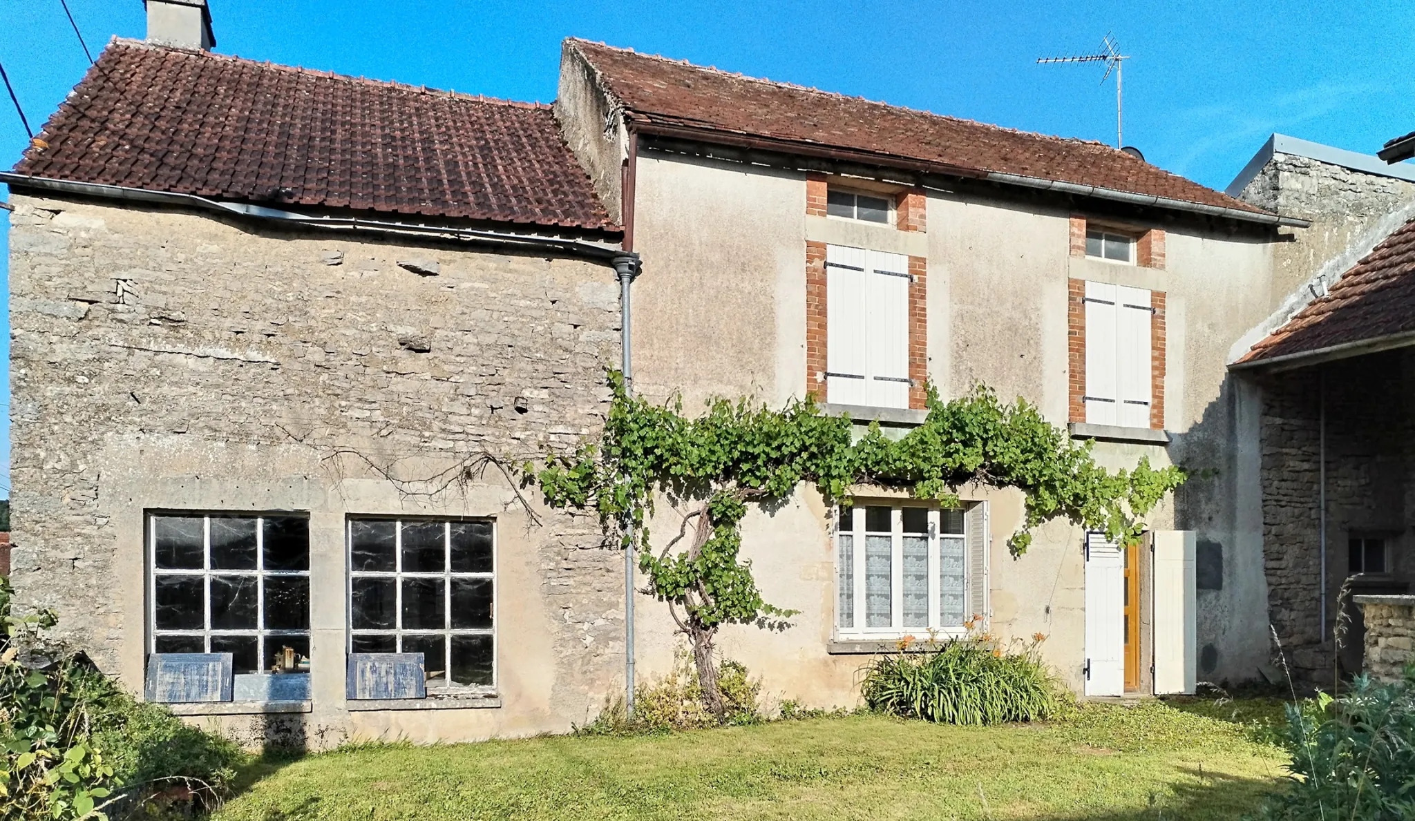 Maison avec grand terrain et ateliers en Bourgogne proche Montbard