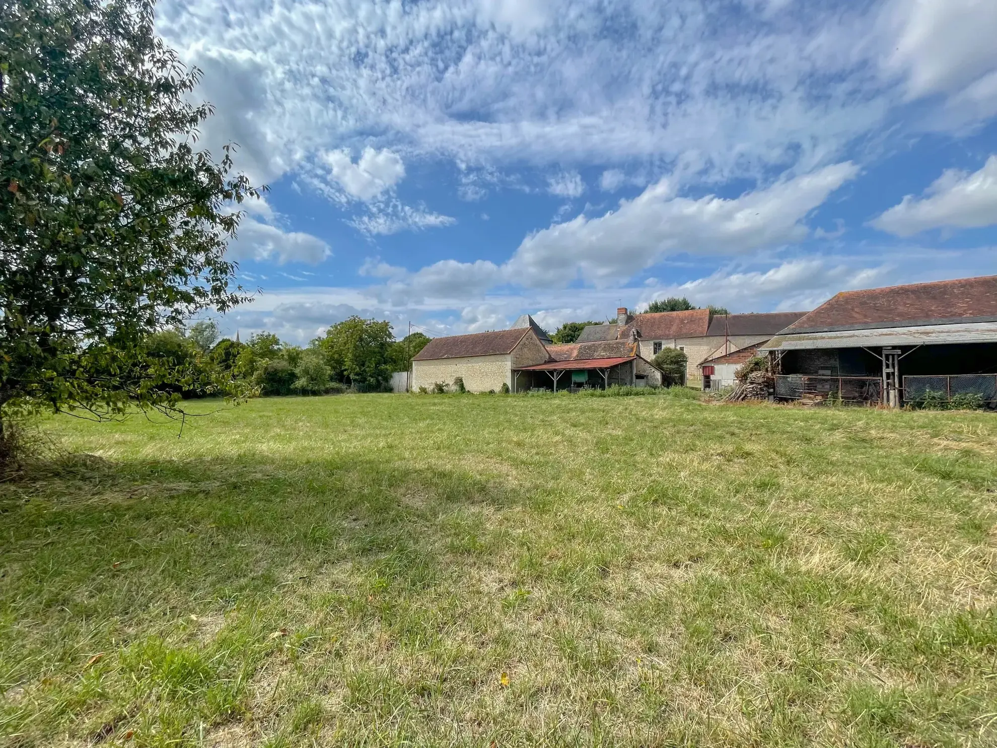 Charmante ferme en pleine campagne près de Châtellerault avec dépendances et terrain généreux