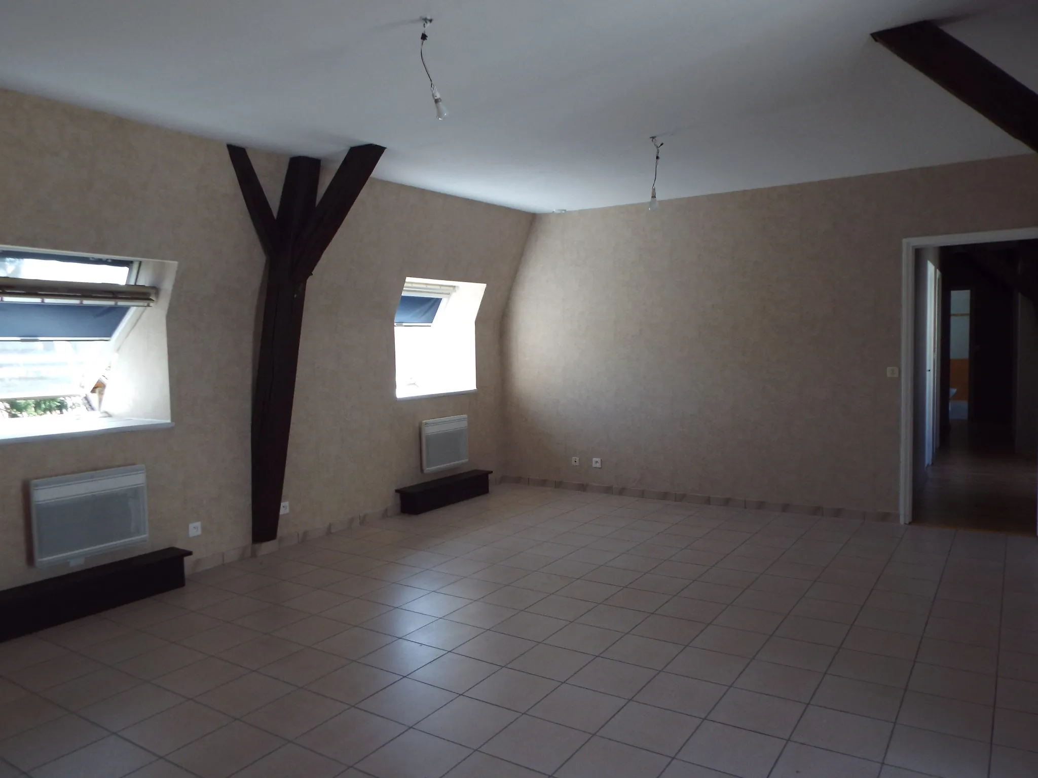 Appartement T4 lumineux avec 3 chambres au centre de Monsegur