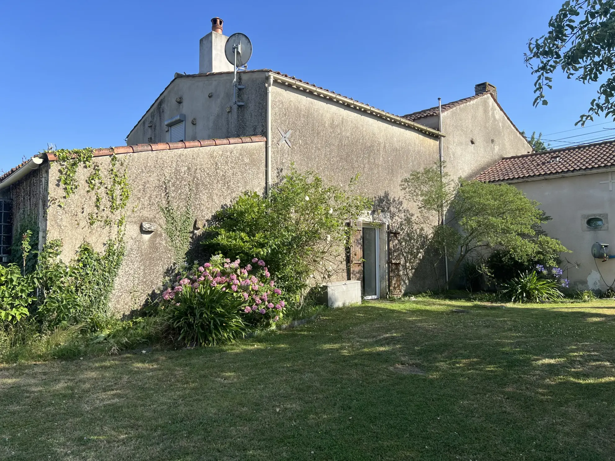 Maison en pierre à Sainte-Hermine avec jardin, terrasse et garage - À rénover 