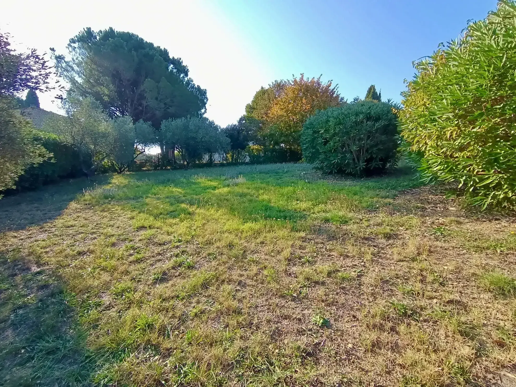 Terrain constructible de 815 m² à Meynes proche commodités