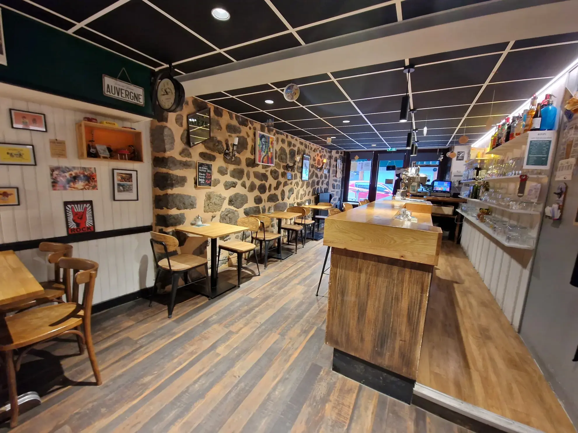 Immeuble à vendre à Allanche – Opportunité polyvalente avec bar et logements