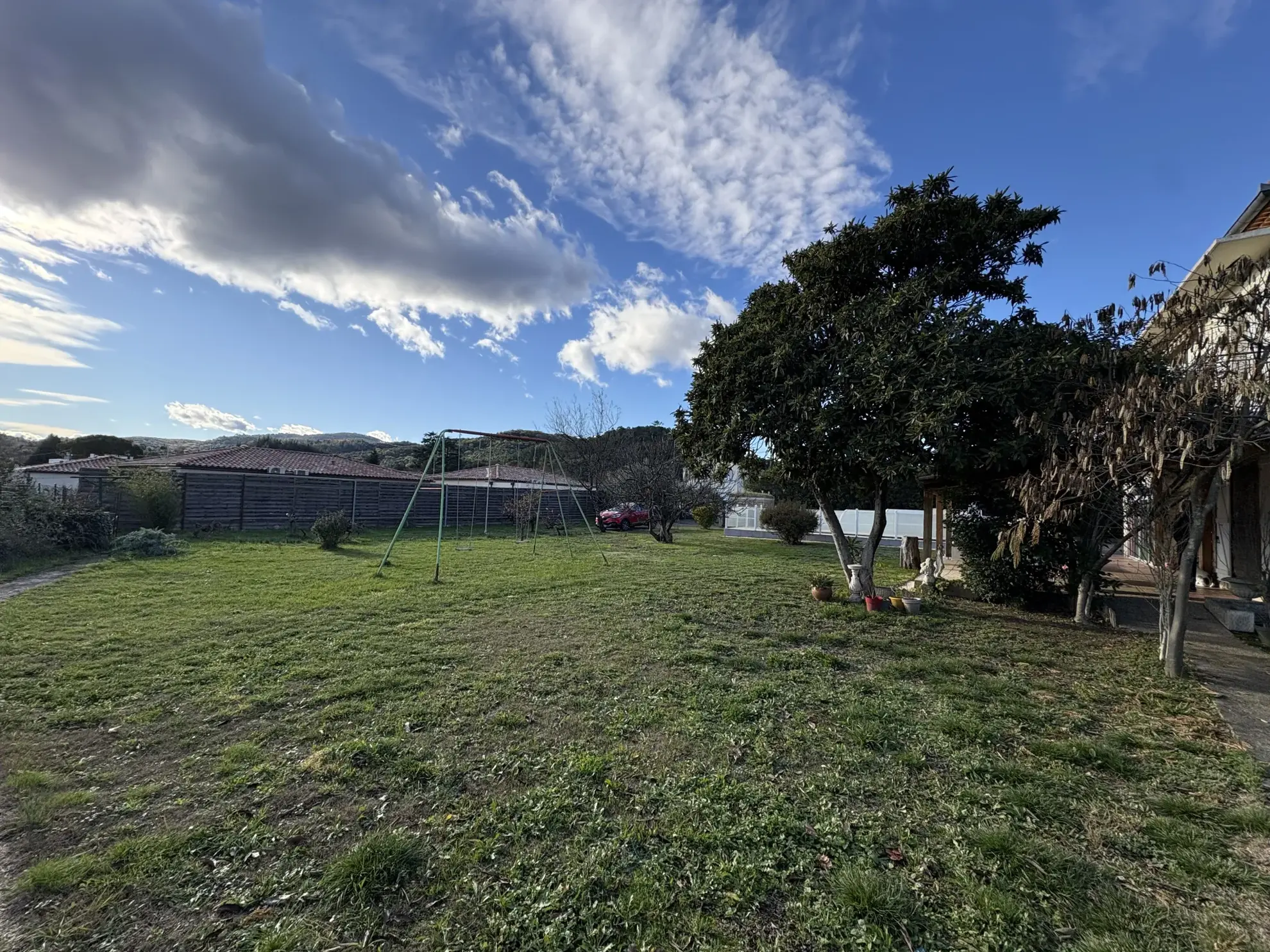 Maison à Saint-Ambroix avec piscine, dépendances et grand terrain - Belle prestation 