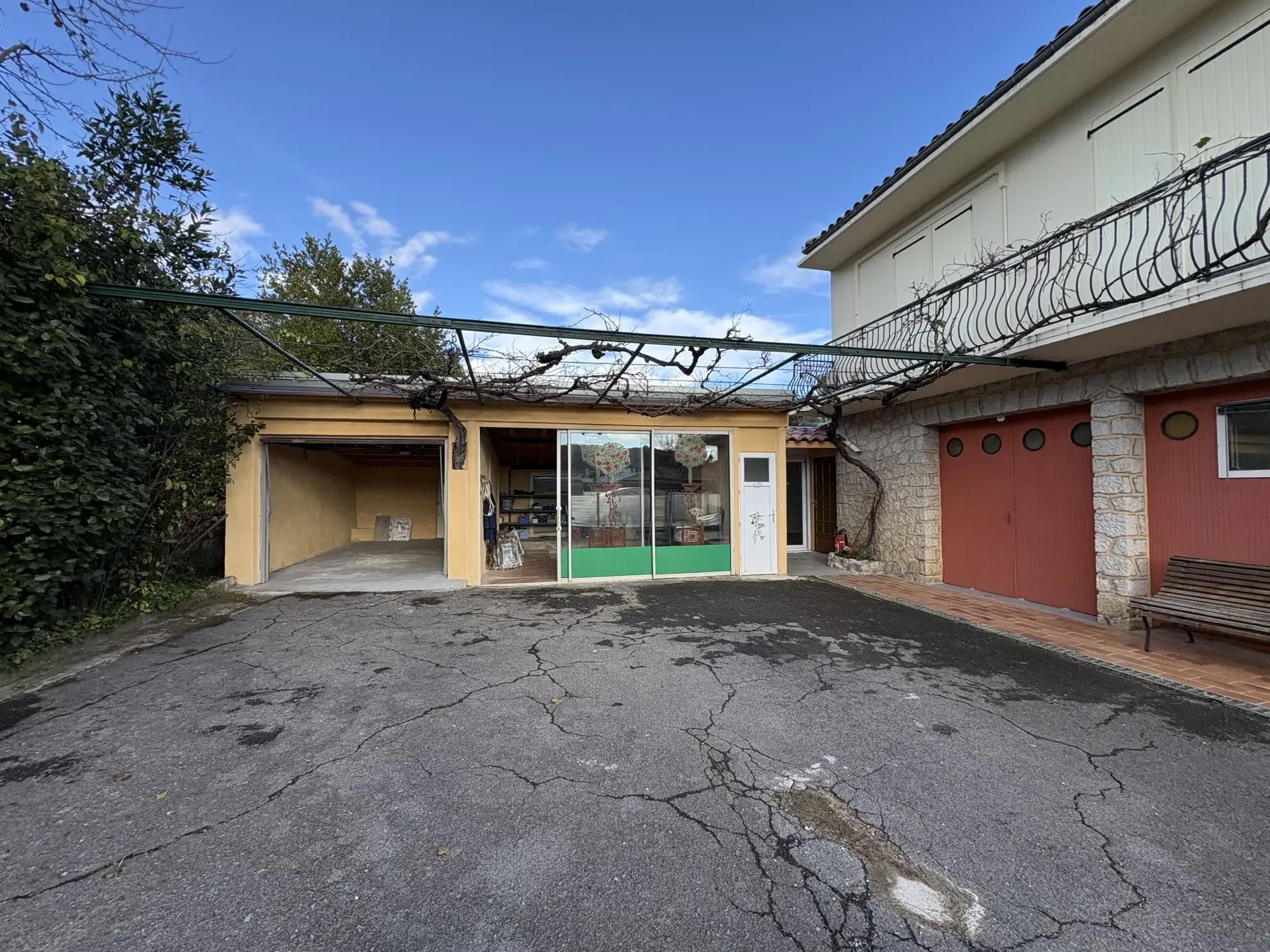 Maison à Saint-Ambroix avec piscine, dépendances et grand terrain - Belle prestation 