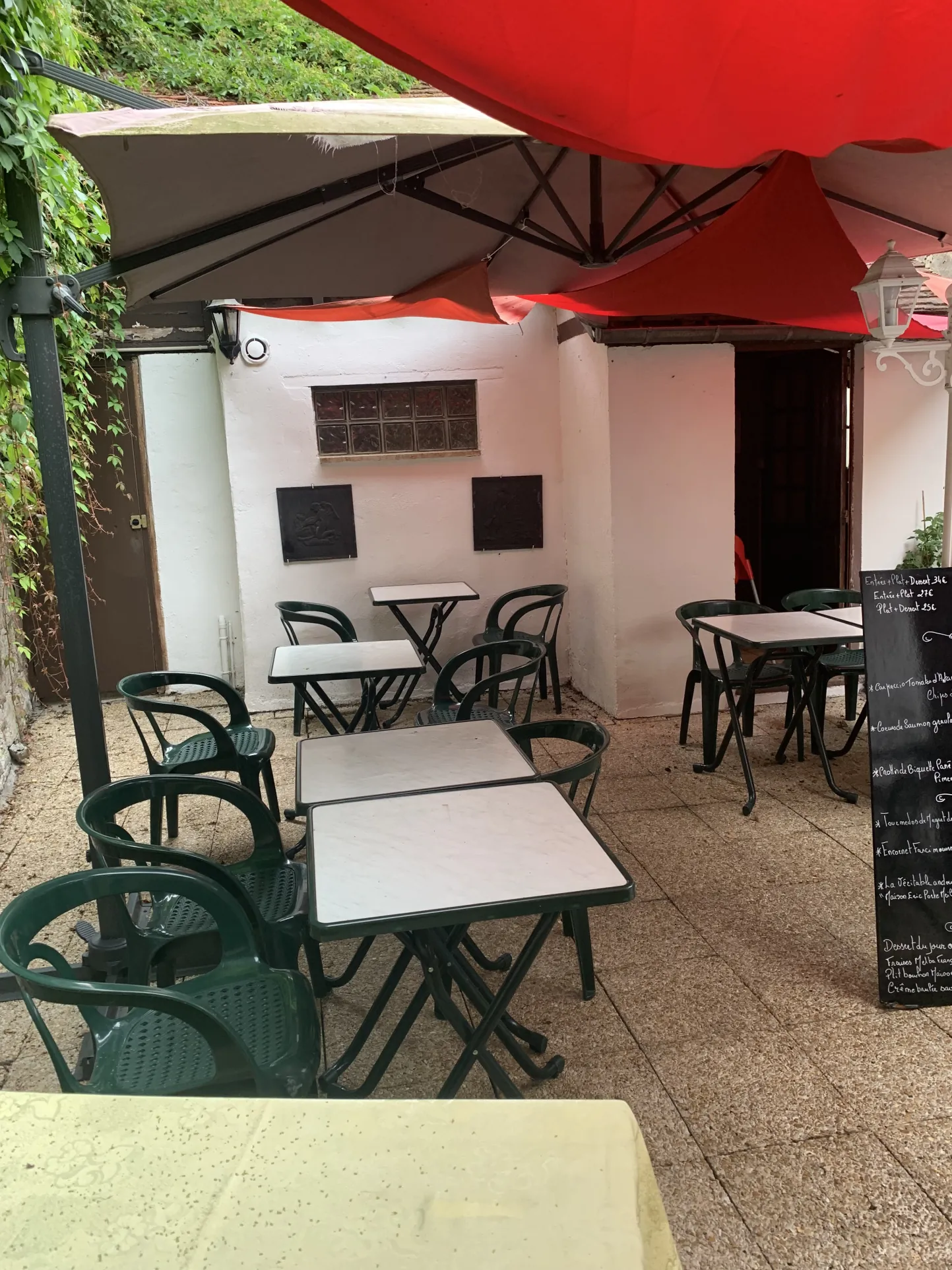 Immeuble commercial à vendre à Tonnerre avec restaurant lucratif et fort potentiel d'investissement 