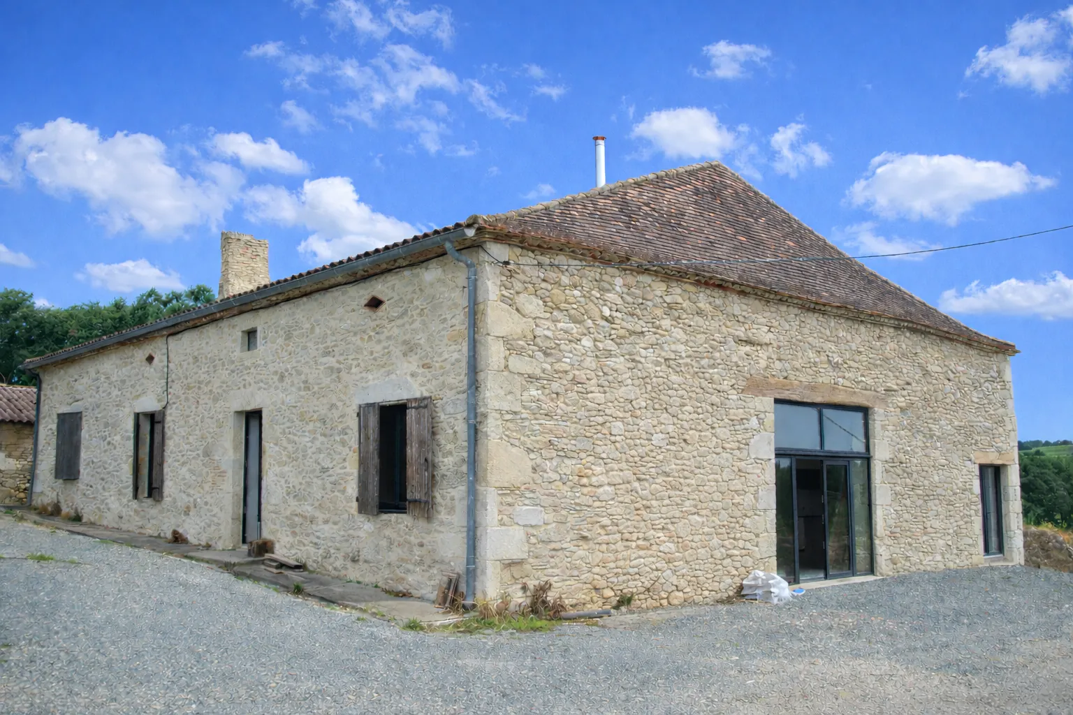 Belle maison en pierre à rénover avec 13 hectares à Duras, cadre naturel et calme